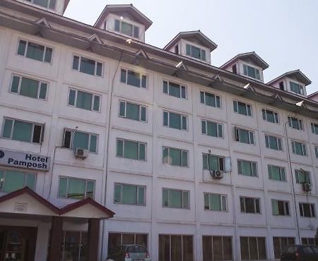 Hotel Pamposh Srīnagar Kültér fotó
