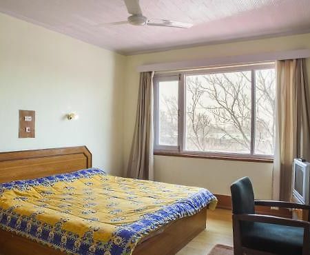 Hotel Pamposh Srīnagar Kültér fotó
