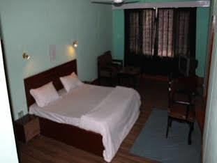 Hotel Pamposh Srīnagar Kültér fotó